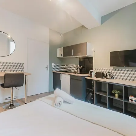 Hypercentre - And Equipped Studio! *