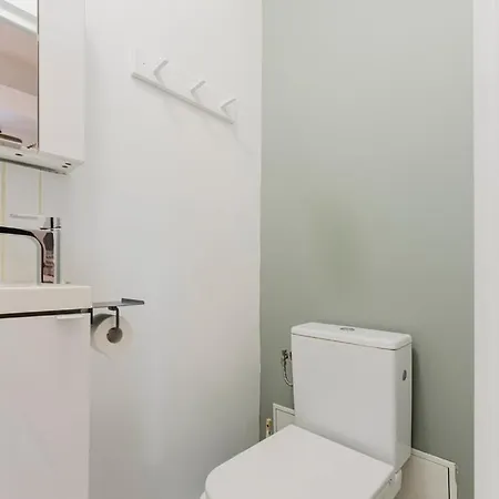 Hypercentre - And Equipped Studio! *